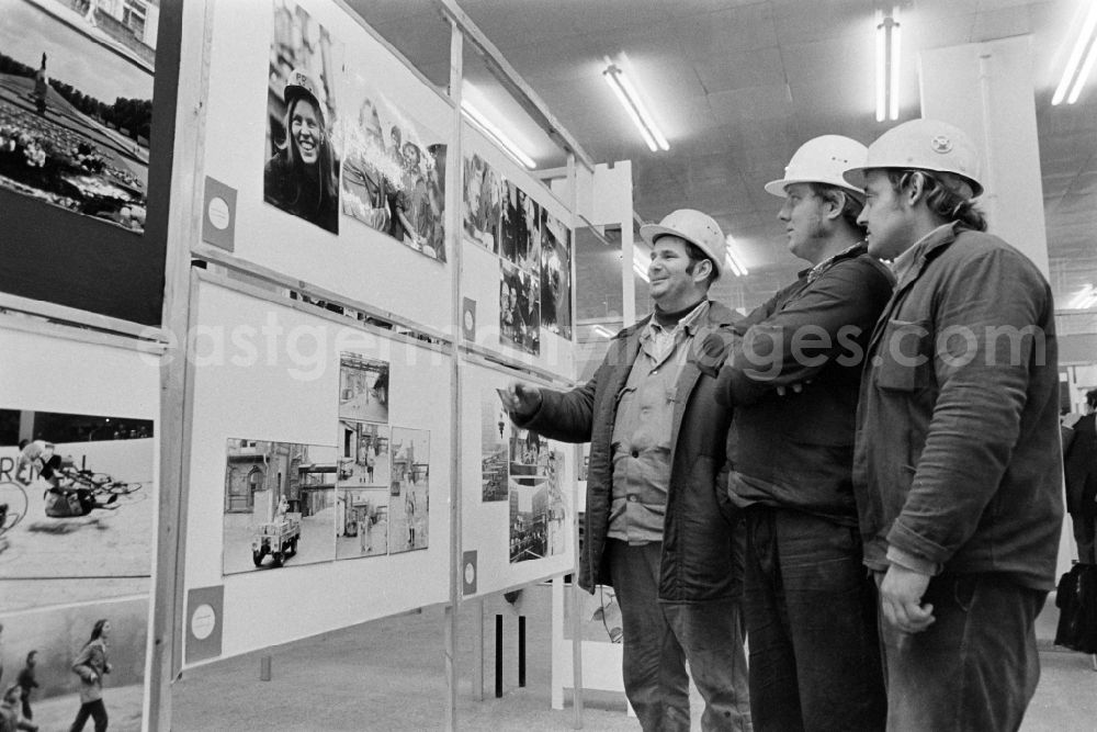 GDR photo archive: Berlin - Opening of the photo exhibition Blickpunkt in the district Marzahn in Berlin Eastberlin on the territory of the former GDR, German Democratic Republic