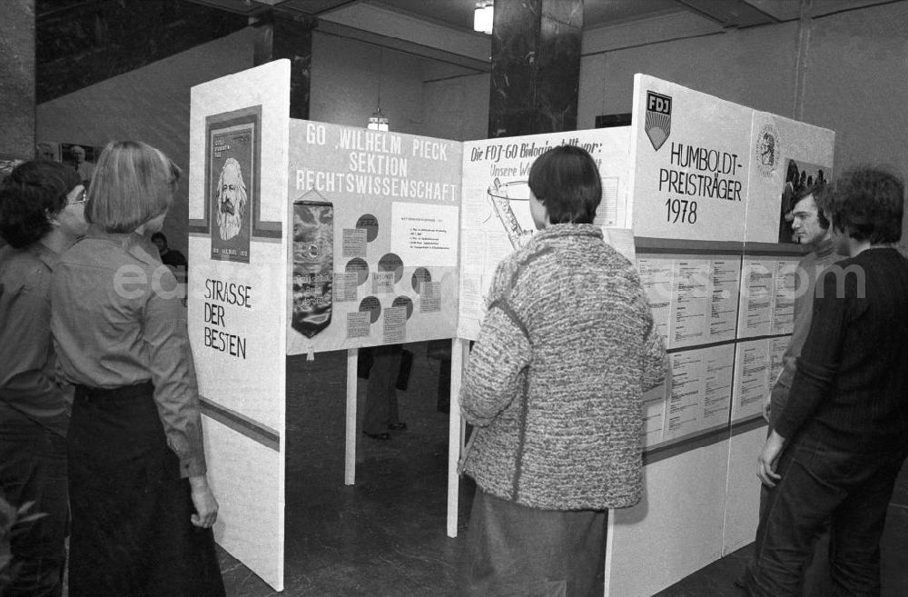 GDR image archive: Berlin - Besucher stehen vor Exponaten in einer Ausstellung im Foyer der Humboldt Universität.