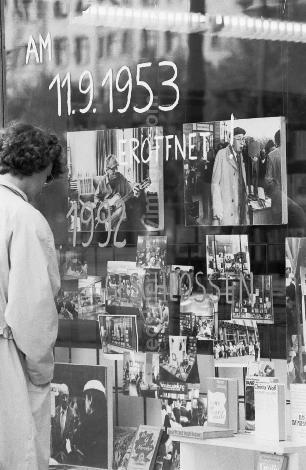 GDR photo archive: Berlin-Mitte - Ausstellung in der Karl-Marx-Buchhandlung 21.