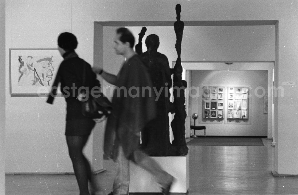 GDR photo archive: Berlin - Ausstellung Kathsitzpreisträger im Marstall 28.07.92 Lange Umschlag 1