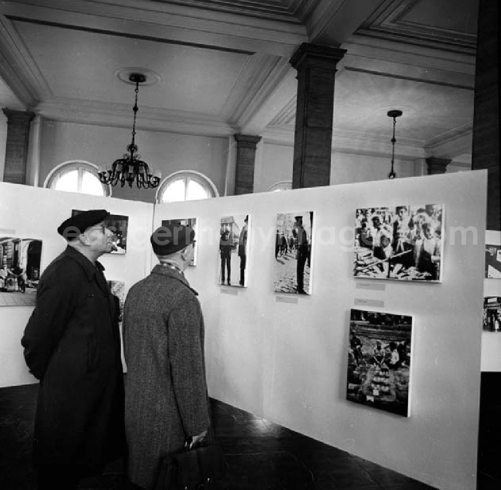 GDR picture archive: Berlin - Mai 1966 Arbeitsfotografie Ausstellung im Museum für deutsche Geschichte. Deutsches Historisches Museum - GmbH Unter den Linden 2 10117 Berlin Telefon: +49 - (0)30 - 20304 - 0 Telefax: .+49 - (0)30 - 203