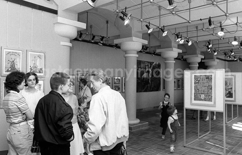 GDR photo archive: Berlin - Besucher einer Ausstellung im neuentstandenen Thälmann-Park. Der Ernst-Thälmann-Park entstand in den 8