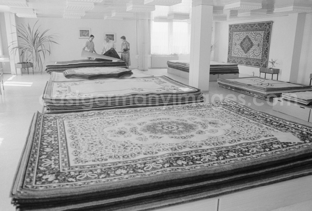GDR image archive: Malchow - Showroom in VEB Carpet Factory North Malchow in Malchow in Mecklenburg-Western Pomerania in the field of the former GDR, German Democratic Republic