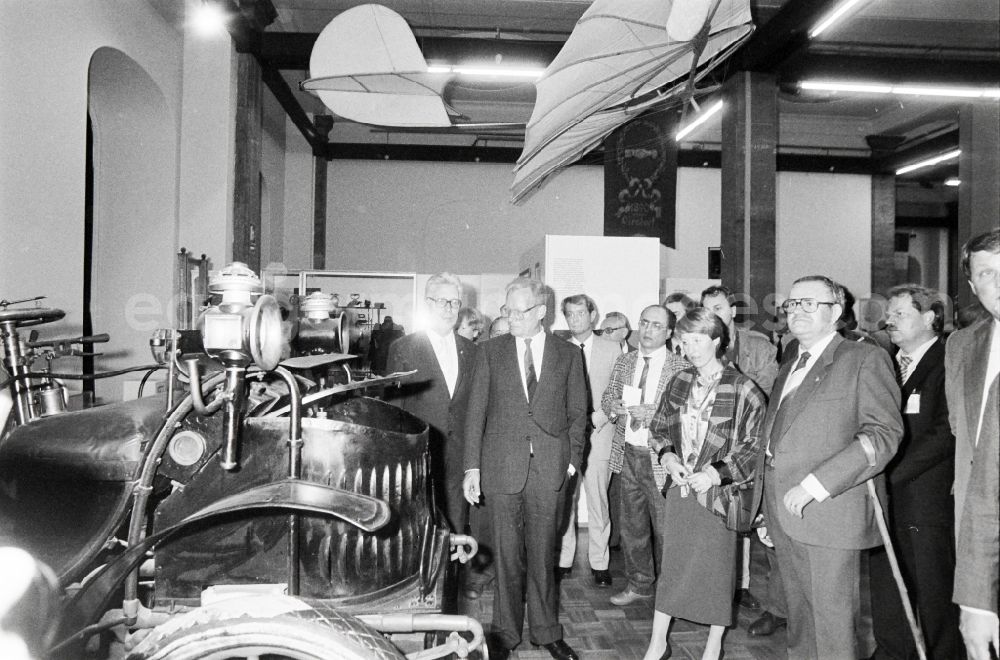 GDR picture archive: Berlin - SPD - Chairman Willy Brandt on a tour to the exhibition in the Museum fuer Deutsche Geschichte in the district Mitte in Berlin, the former capital of the GDR, German Democratic Republic