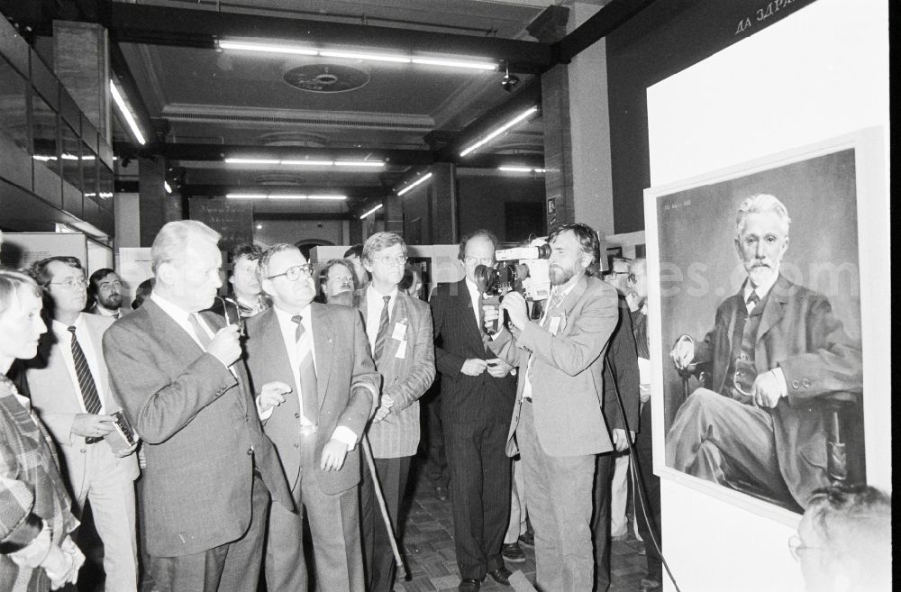 Berlin: SPD - Chairman Willy Brandt on a tour to the exhibition in the Museum fuer Deutsche Geschichte in the district Mitte in Berlin, the former capital of the GDR, German Democratic Republic