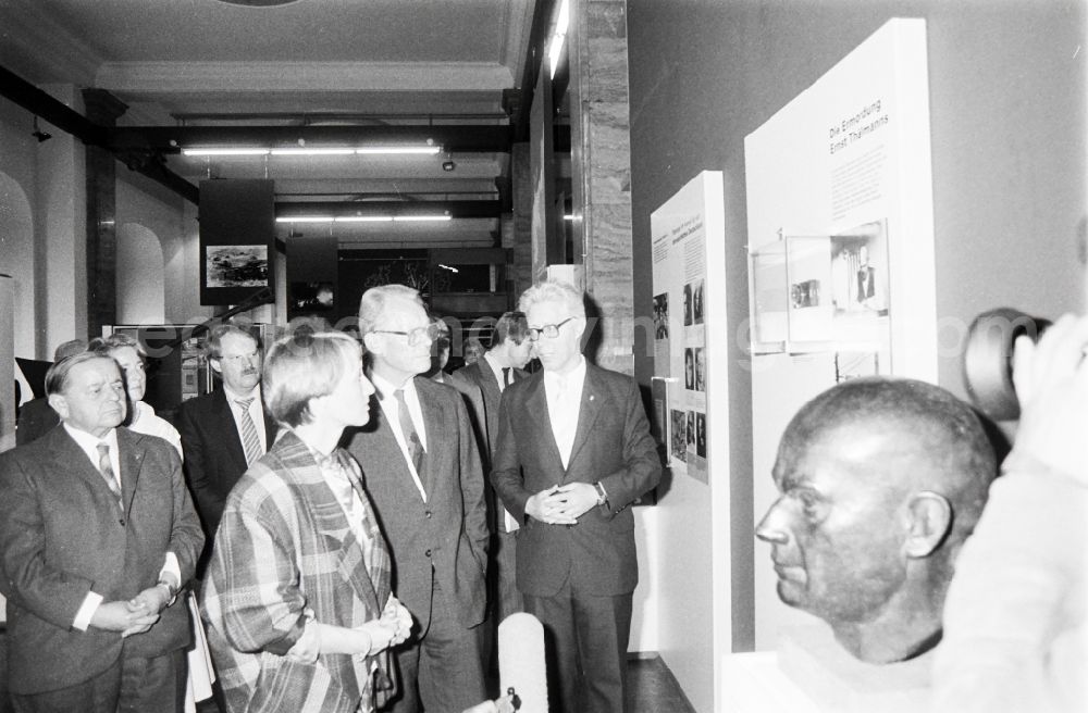 GDR photo archive: Berlin - SPD - Chairman Willy Brandt on a tour to the exhibition in the Museum fuer Deutsche Geschichte in the district Mitte in Berlin, the former capital of the GDR, German Democratic Republic
