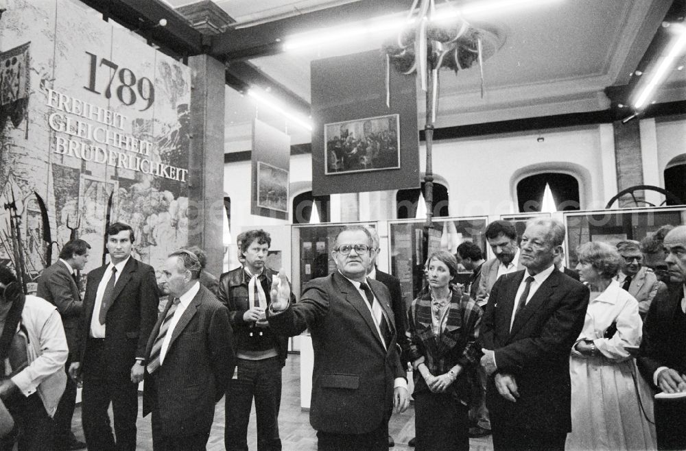 GDR image archive: Berlin - SPD - Chairman Willy Brandt on a tour to the exhibition in the Museum fuer Deutsche Geschichte in the district Mitte in Berlin, the former capital of the GDR, German Democratic Republic
