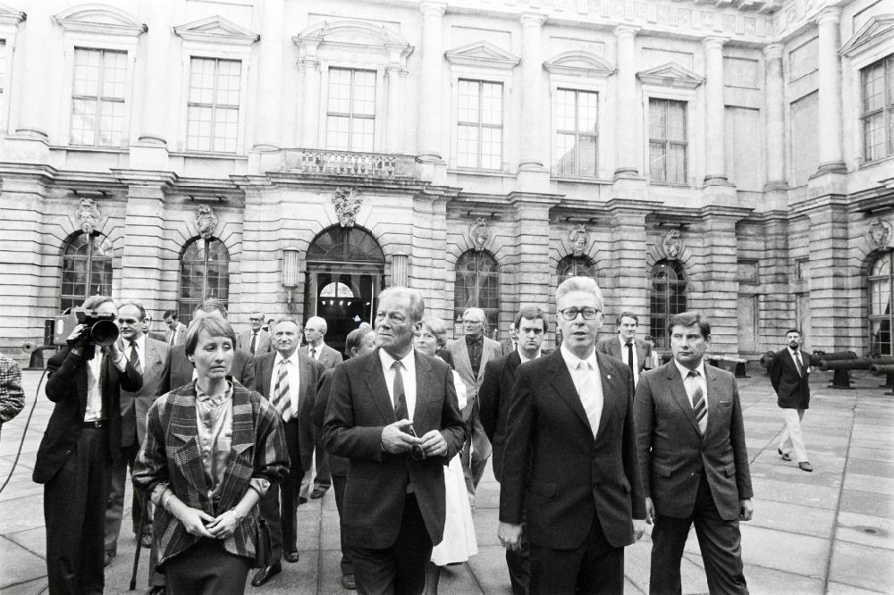 GDR photo archive: Berlin - SPD - Chairman Willy Brandt on a tour to the exhibition in the Museum fuer Deutsche Geschichte in the district Mitte in Berlin, the former capital of the GDR, German Democratic Republic