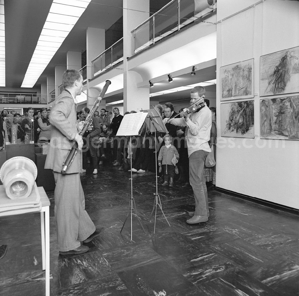 GDR picture archive: Berlin - Opening of the exhibitionin der Galerie on street Unter den Linden in Berlin Eastberlin on the territory of the former GDR, German Democratic Republic