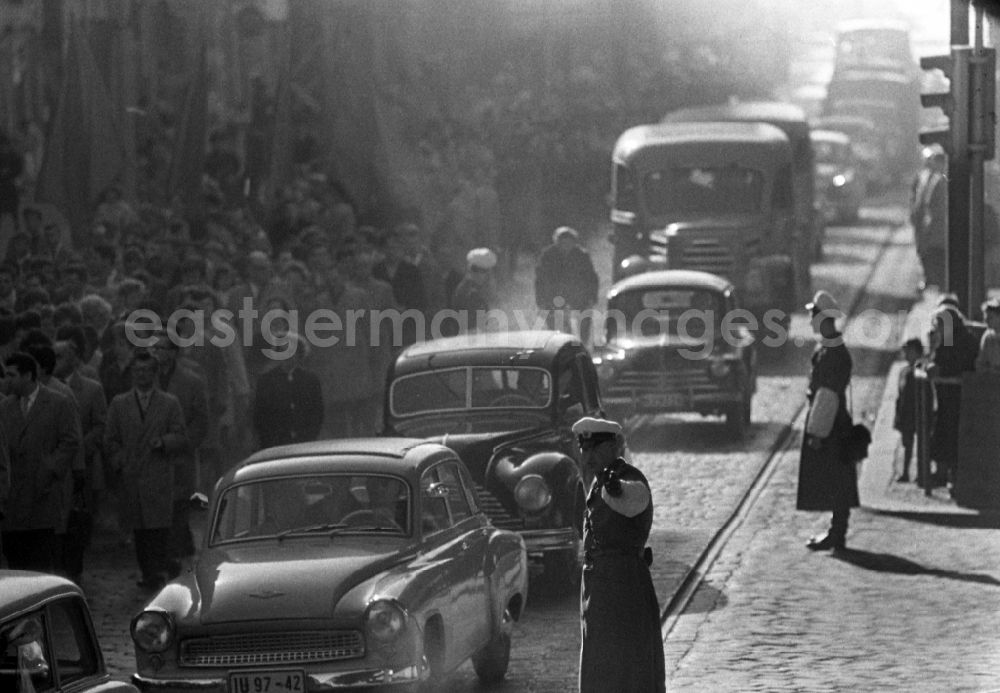 GDR image archive: Berlin - Motorcade during the state visit of the Polish Prime Minister Jozef Cyrankiewicz and the PVAP party leader Wladyslaw Gomulka in Berlin on the territory of the former GDR, German Democratic Republic