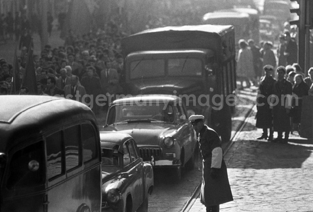 GDR photo archive: Berlin - Motorcade during the state visit of the Polish Prime Minister Jozef Cyrankiewicz and the PVAP party leader Wladyslaw Gomulka in Berlin on the territory of the former GDR, German Democratic Republic