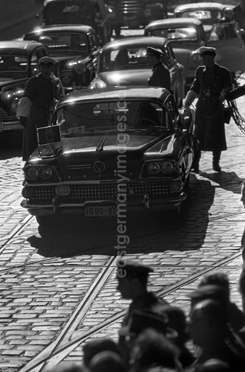 GDR image archive: Berlin - Motorcade during the state visit of the Polish Prime Minister Jozef Cyrankiewicz and the PVAP party leader Wladyslaw Gomulka in Berlin on the territory of the former GDR, German Democratic Republic