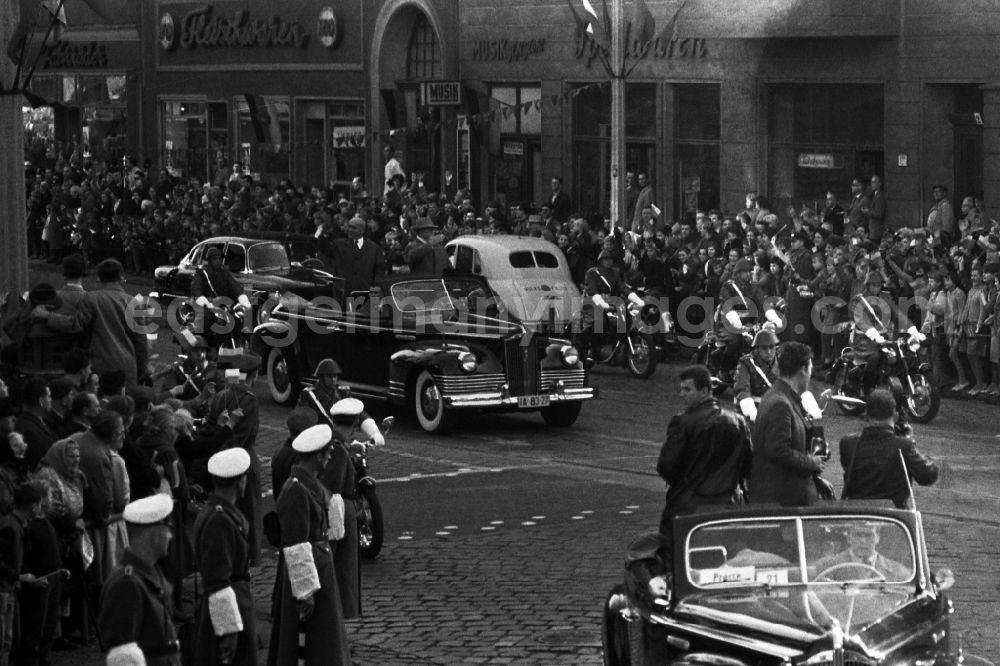 GDR picture archive: Berlin - Motorcade during the state visit of the Polish Prime Minister Jozef Cyrankiewicz and the PVAP party leader Wladyslaw Gomulka in Berlin on the territory of the former GDR, German Democratic Republic