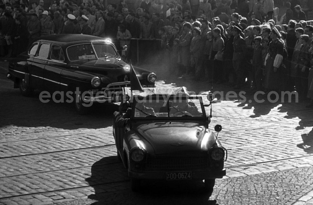Berlin: Motorcade during the state visit of the Polish Prime Minister Jozef Cyrankiewicz and the PVAP party leader Wladyslaw Gomulka in Berlin on the territory of the former GDR, German Democratic Republic