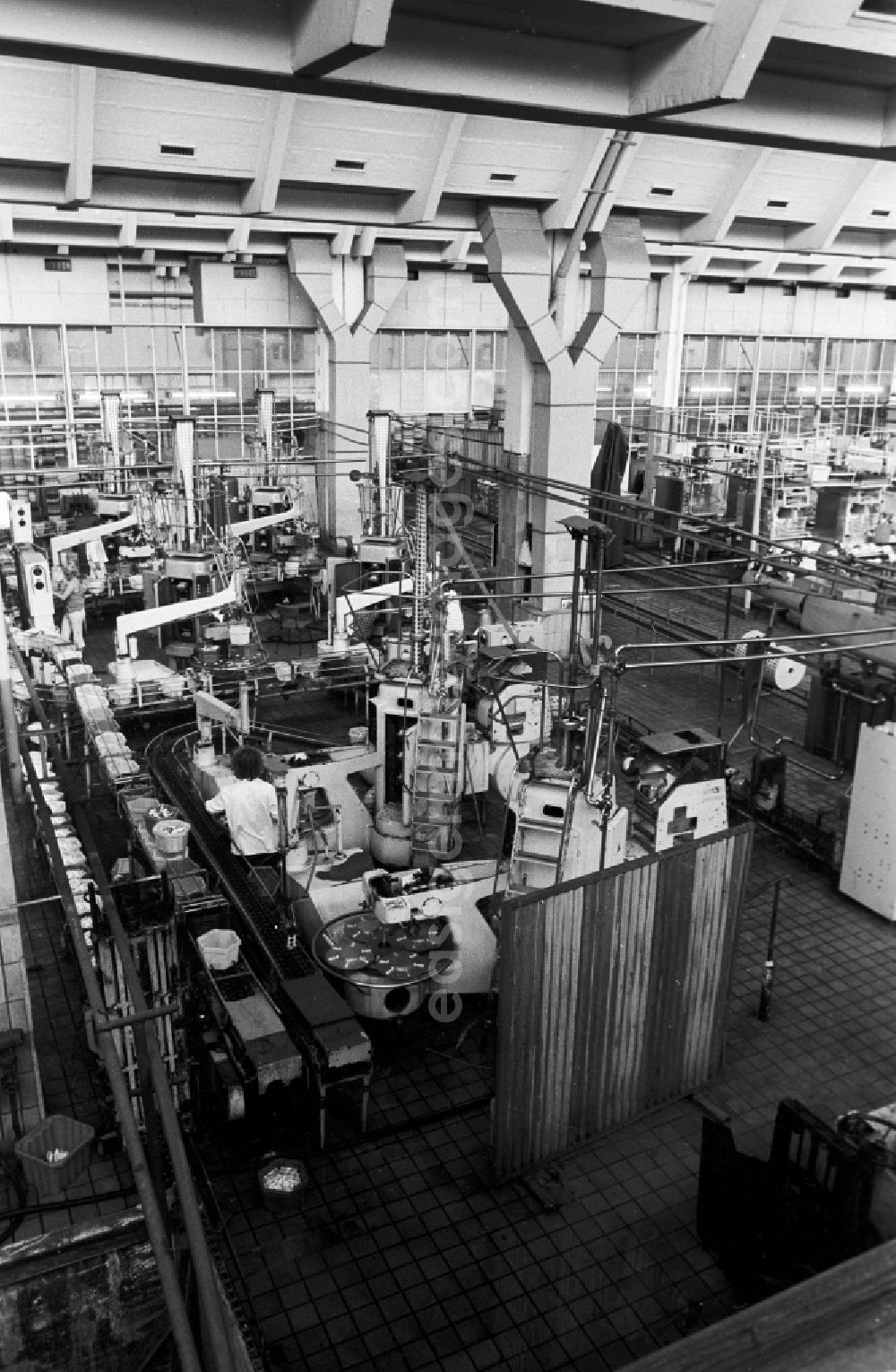 GDR photo archive: Berlin - Automatic bottling plant for fresh milk of the milk court VEB Berlin in Pankow Heiner's village in Berlin, the former capital of the GDR, German democratic republic