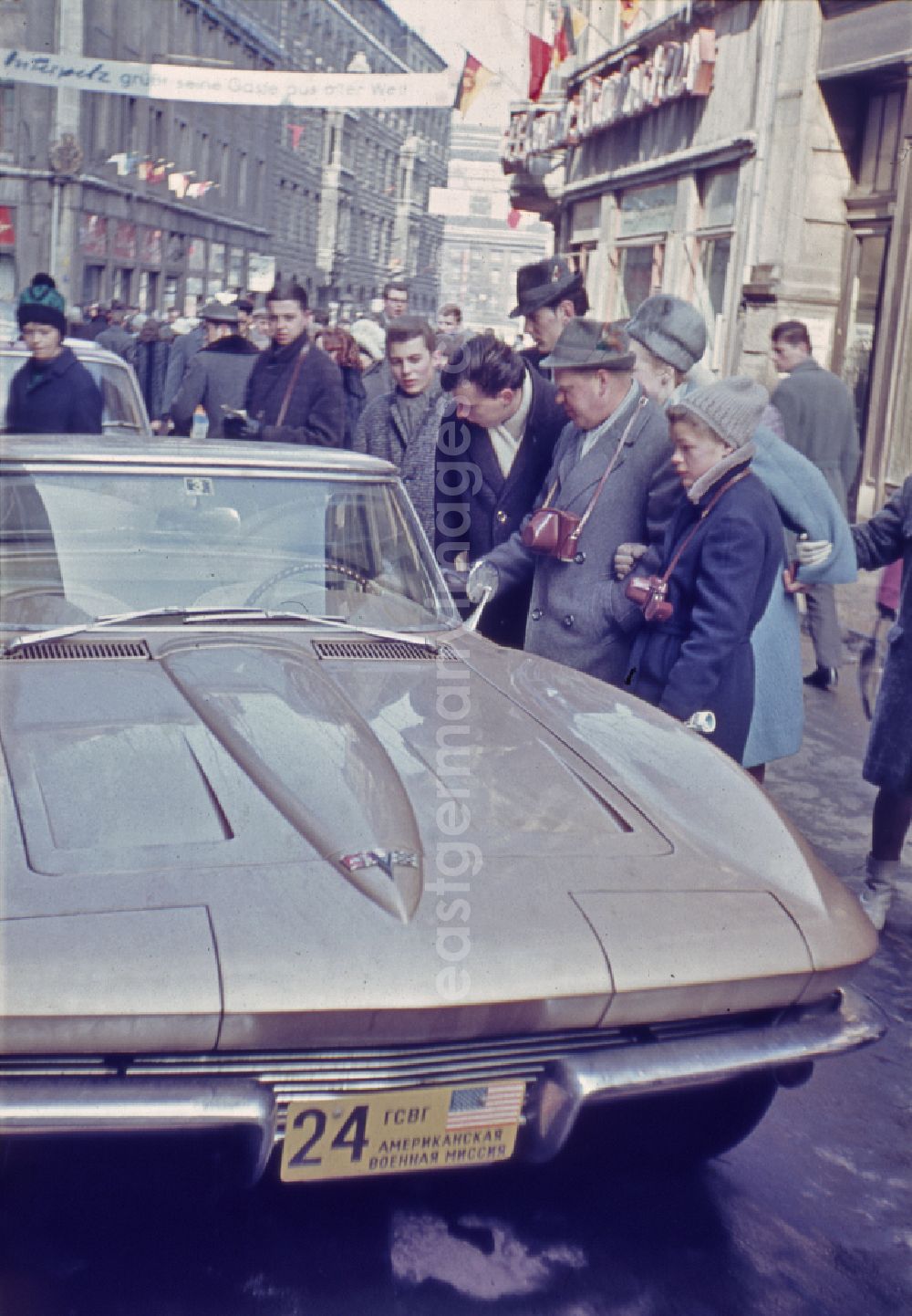 Leipzig: Motor vehicle of the western allied American MVM military liaison mission is admired by locals on the street Klostergasse in Leipzig in GDR