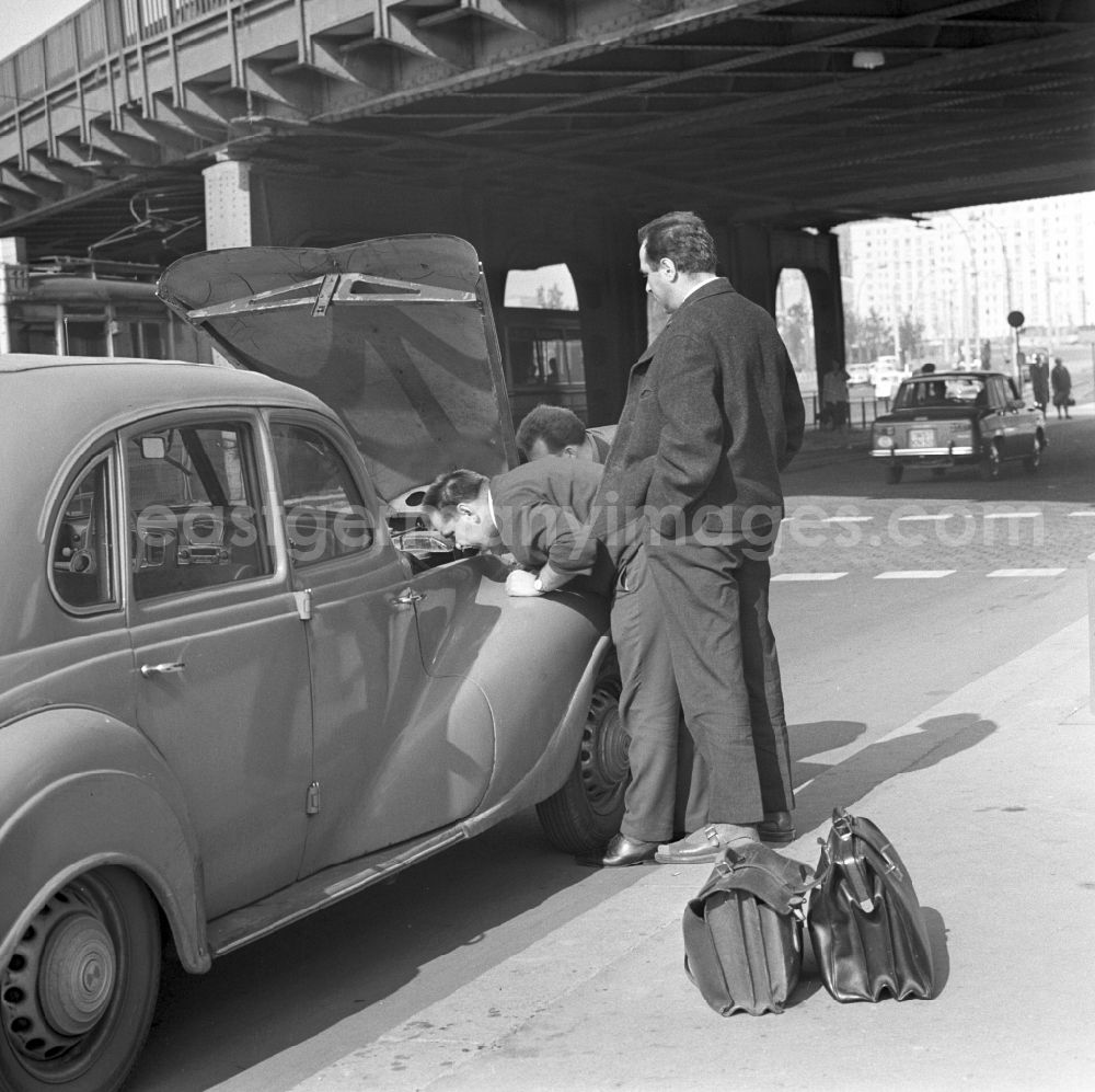 GDR photo archive: Berlin - Mitte - A car breaks down with a EMW 34