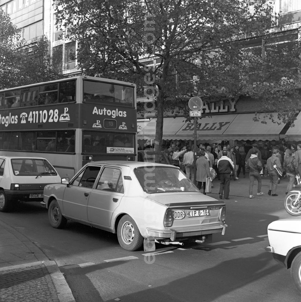 GDR picture archive: Berlin - Charlottenburg - East German cars, for example, the type Skoda dominate the Kurfürstendamm in West Berlin. On