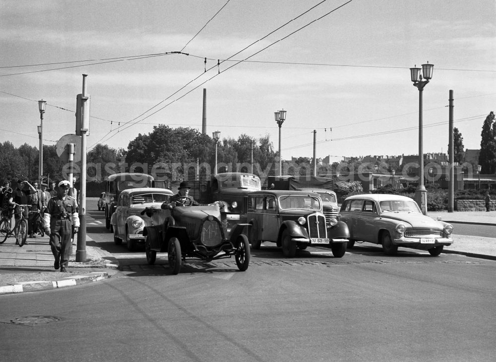GDR photo archive: Berlin - Cars and traffic police at a street intersection in Berlin-Mitte in the territory of the former GDR, German Democratic Republic