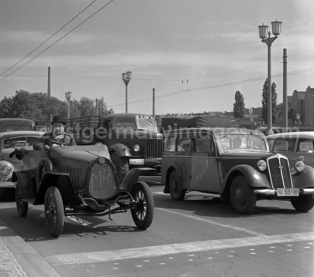 GDR picture archive: Berlin - Cars and traffic police at a street intersection in Berlin-Mitte in the territory of the former GDR, German Democratic Republic