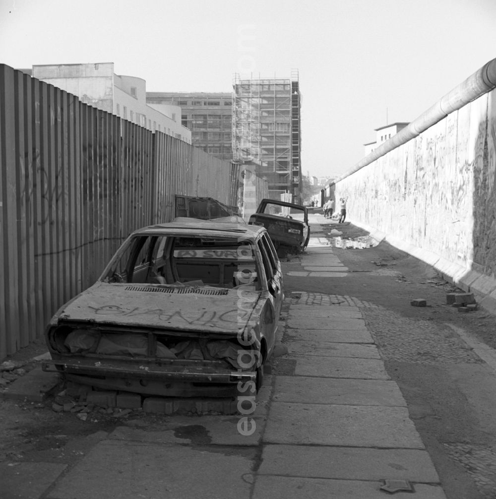 GDR image archive: Berlin - Wrecked car parked at the Berlin Wall in Berlin