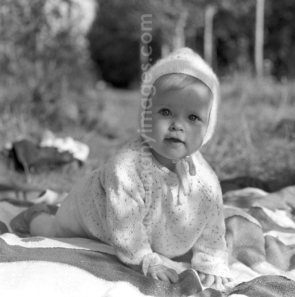 GDR image archive: Berlin - Köpenick - A baby with knit hat on a blanket outdoors in Berlin - Köpenick