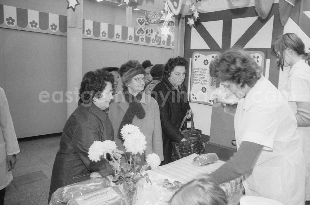 GDR image archive: Berlin - Baked goods stand in the agricultural hall in Berlin, the former capital of the GDR, the German Democratic Republic