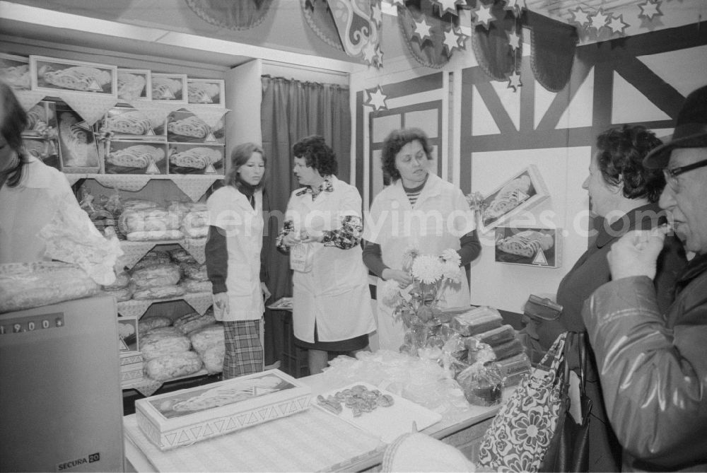 GDR picture archive: Berlin - Baked goods stand in the agricultural hall in Berlin, the former capital of the GDR, the German Democratic Republic