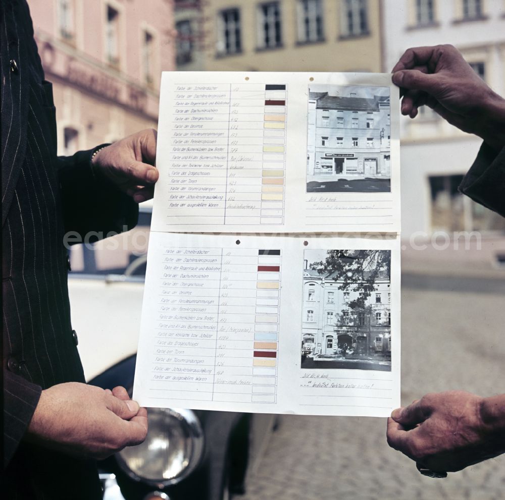 GDR photo archive: Bad Lobenstein - Presentation of colour cards for the design of the houses on the market in Bad Lobenstein, Thuringia in the area of the former GDR, German Democratic Republic