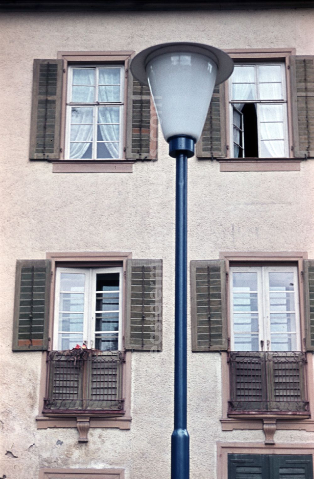 GDR picture archive: Bad Lobenstein - House facade with windows and street lamp in Bad Lobenstein, Thuringia in the area of the former GDR, German Democratic Republic