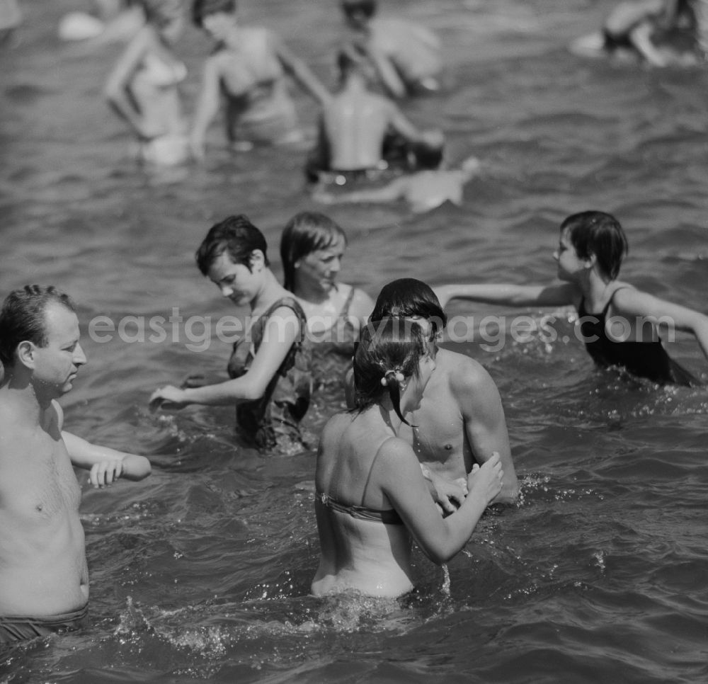 GDR image archive: Berlin - Pankow - The outdoor pool Pankow was opened in July 196