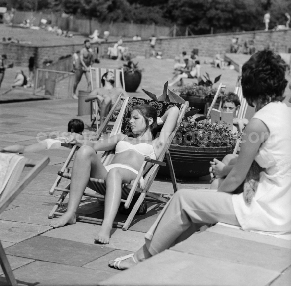 GDR picture archive: Berlin - Pankow - The outdoor pool Pankow was opened in July 196
