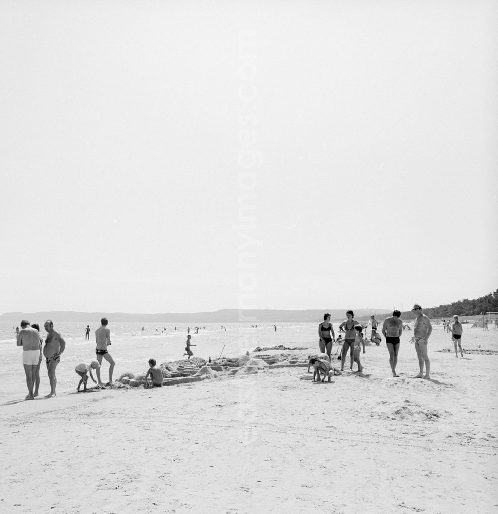 GDR picture archive: Binz - Bathers on the beach in Binz, on the island of Ruegen in Mecklenburg-Western Pomerania in the field of the former GDR, German Democratic Republic