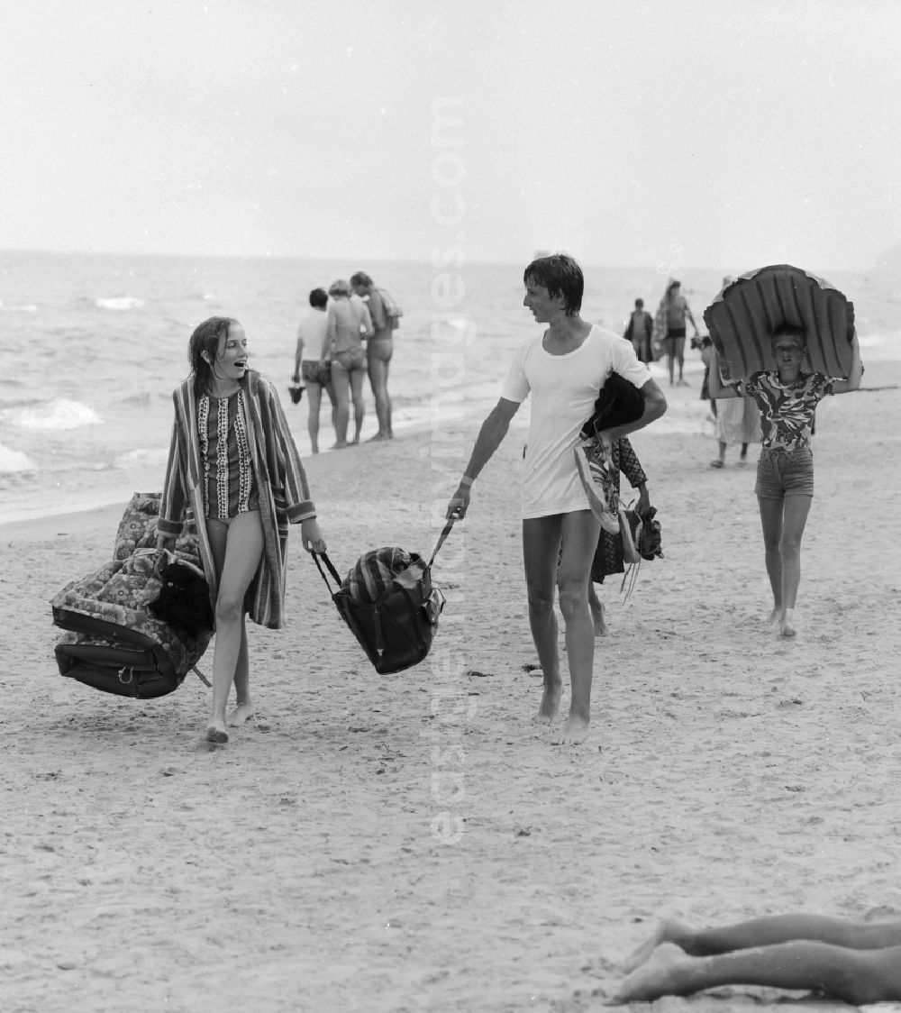GDR photo archive: Ückeritz - Bathers on the beach of the Baltic Sea in Ueckeritz in Mecklenburg-Western Pomerania in the field of the former GDR, German Democratic Republic