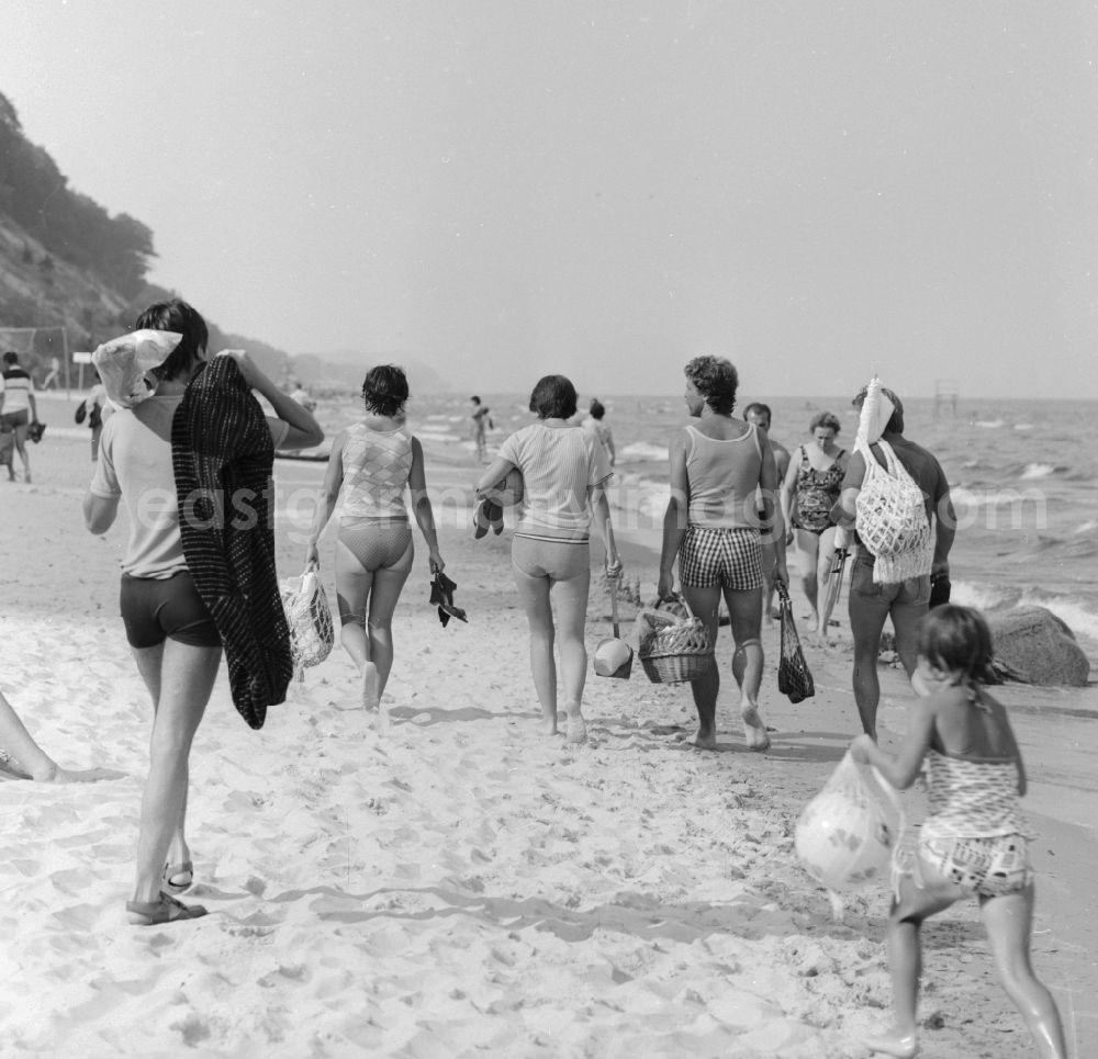 GDR picture archive: Ückeritz - Bathers on the beach of the Baltic Sea in Ueckeritz in Mecklenburg-Western Pomerania in the field of the former GDR, German Democratic Republic