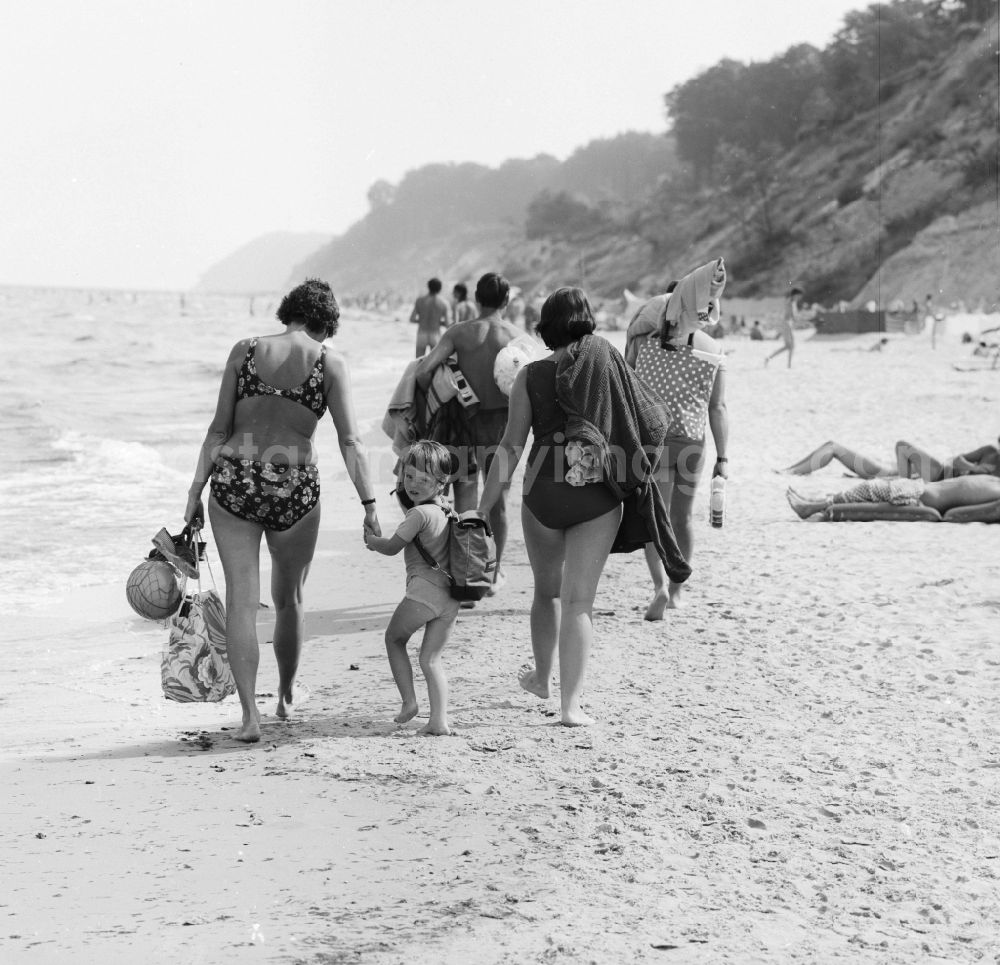 GDR photo archive: Ückeritz - Bathers on the beach of the Baltic Sea in Ueckeritz in Mecklenburg-Western Pomerania in the field of the former GDR, German Democratic Republic