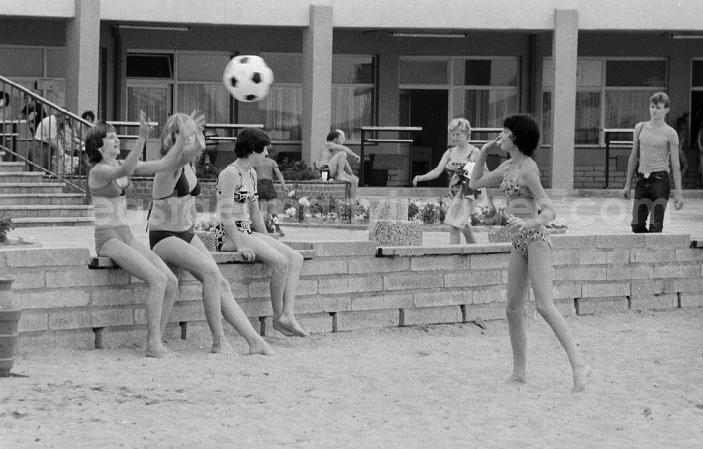 GDR image archive: Berlin - Bathers in the beach bath Mueggelsee in Berlin, the former capital of the GDR, German democratic republic