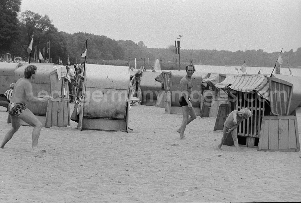 GDR picture archive: Berlin - Bathers in the beach bath Mueggelsee in Berlin, the former capital of the GDR, German democratic republic