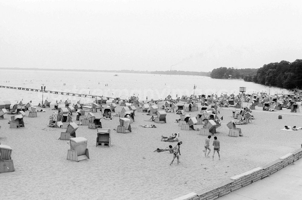 GDR photo archive: Berlin - Bathers in the beach bath Mueggelsee in Berlin, the former capital of the GDR, German democratic republic