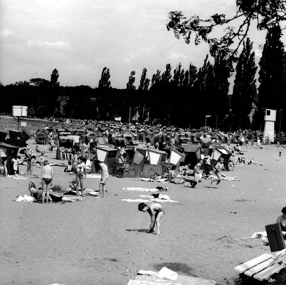 GDR picture archive: Schwerin - Bathers and vacationers on the beach of the Schweriner Innensees in Schwerin in the federal state Mecklenburg-West Pomerania in the area of the former GDR, German democratic republic