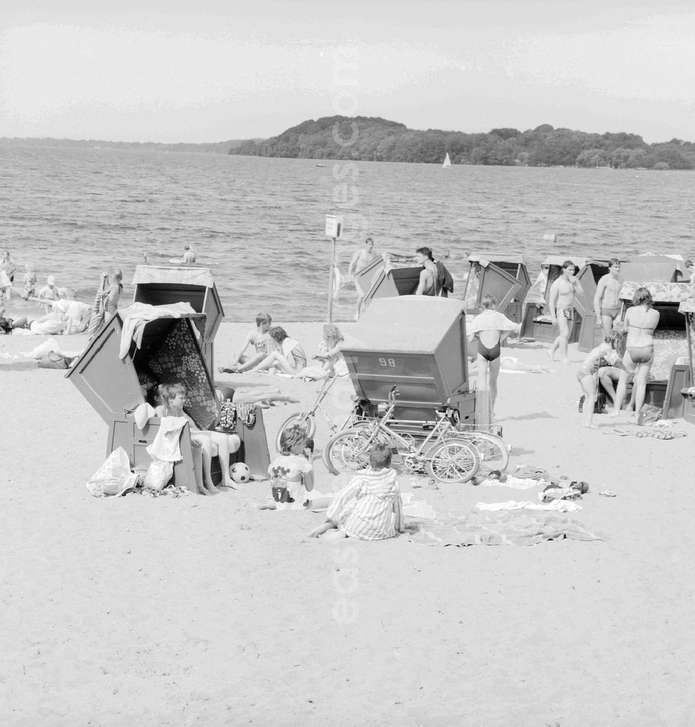 Schwerin: Bathers and vacationers on the beach of the Schweriner Innensees in Schwerin in the federal state Mecklenburg-West Pomerania in the area of the former GDR, German democratic republic