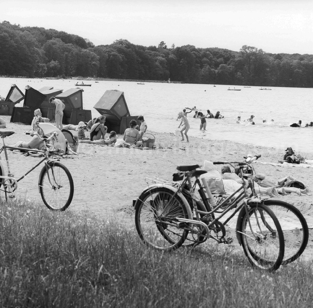 GDR image archive: Schwerin - Bathers and vacationers on the beach of the Schweriner Innensees in Schwerin in the federal state Mecklenburg-West Pomerania in the area of the former GDR, German democratic republic