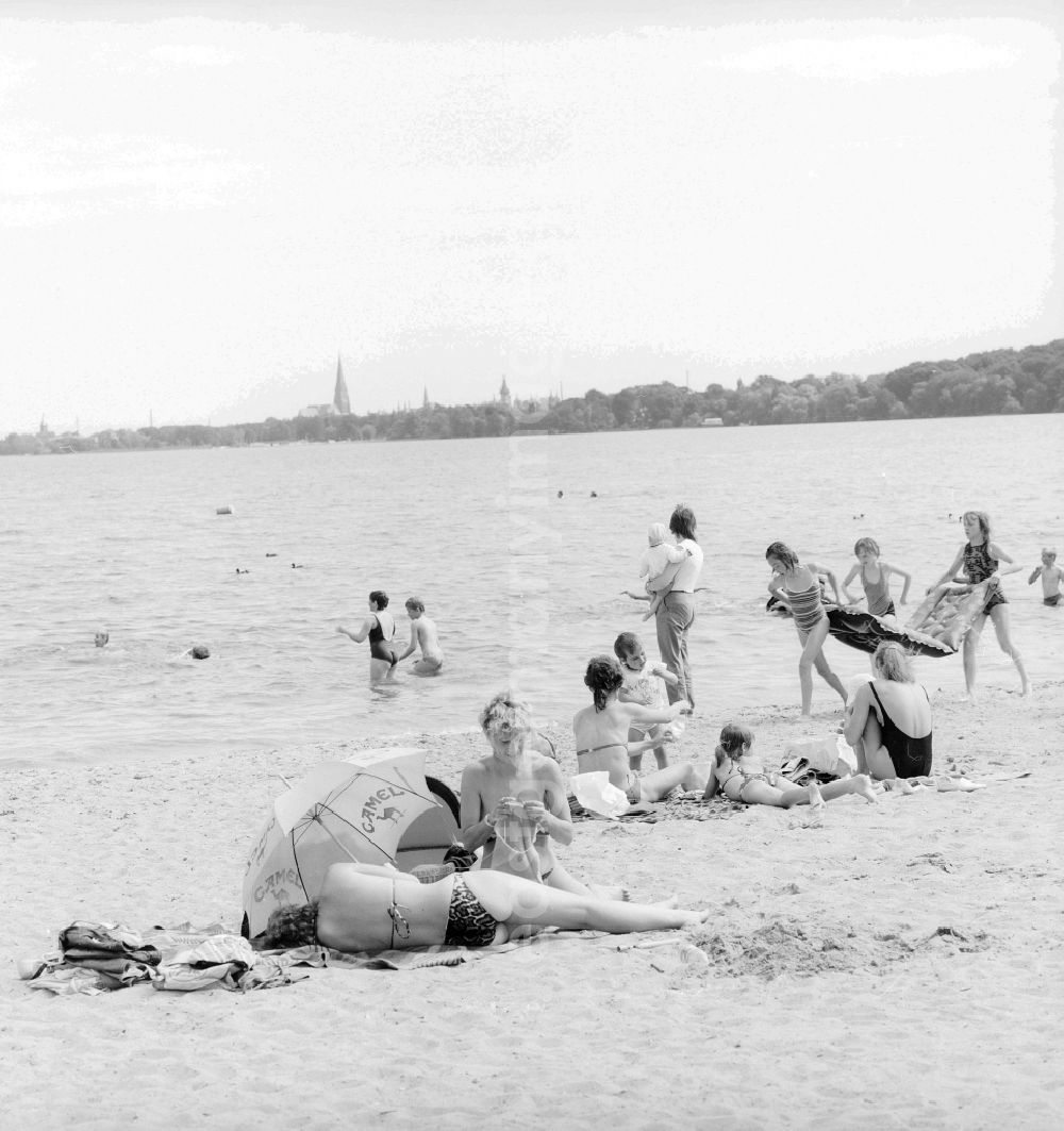 GDR photo archive: Schwerin - Bathers and vacationers on the beach of the Schweriner Innensees in Schwerin in the federal state Mecklenburg-West Pomerania in the area of the former GDR, German democratic republic