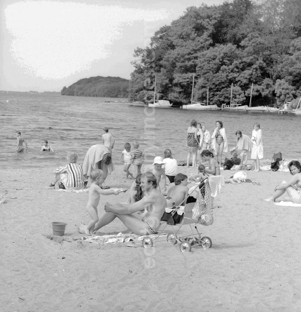 GDR picture archive: Schwerin - Bathers and vacationers on the beach of the Schweriner Innensees in Schwerin in the federal state Mecklenburg-West Pomerania in the area of the former GDR, German democratic republic
