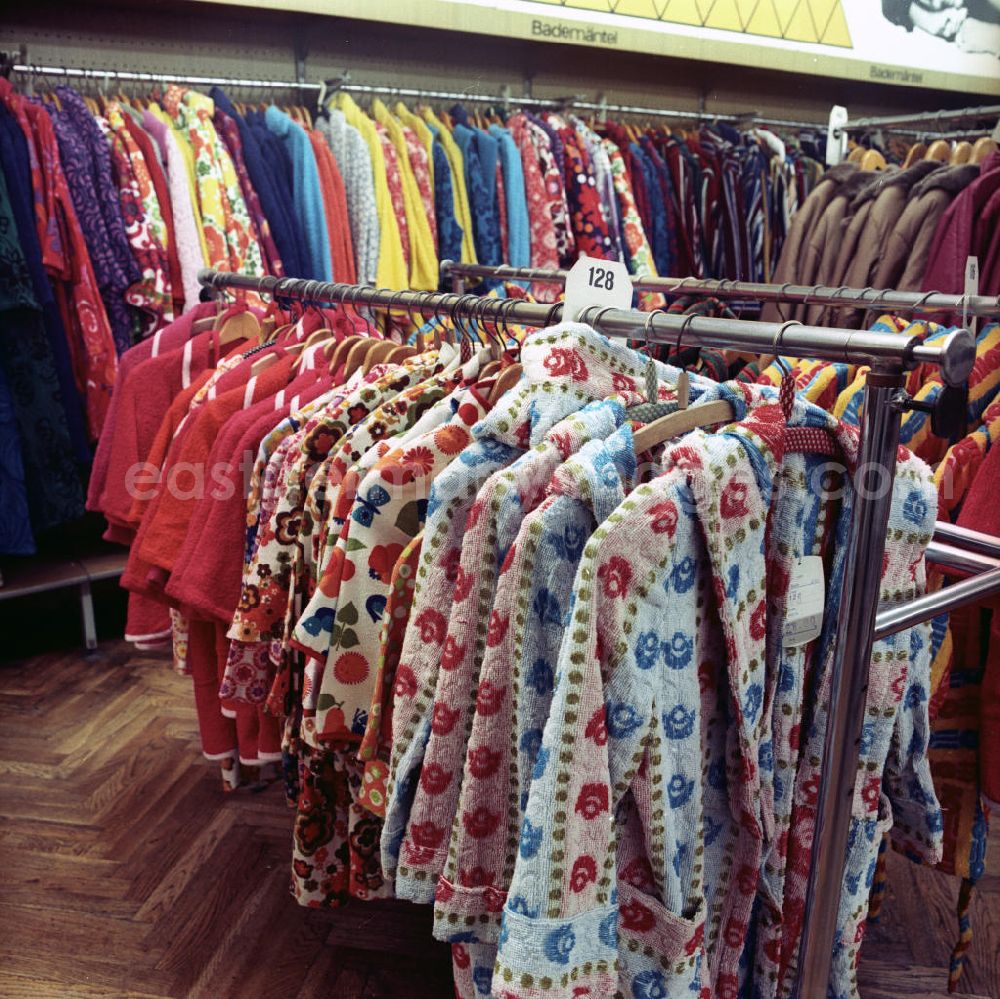 GDR picture archive: Potsdam - Bädementel in der Textilabteilung im Centrum-Warenhaus. Bademäntel mit verschieden Mustern und Größe auf Kleiderbügeln.