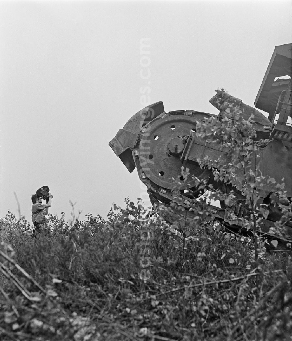 GDR picture archive: Boxberg/Oberlausitz - Overburden excavator on the site of the opencast mine for mining brown coal for brown coal production in Boxberg/Oberlausitz, Saxony on the territory of the former GDR, German Democratic Republic