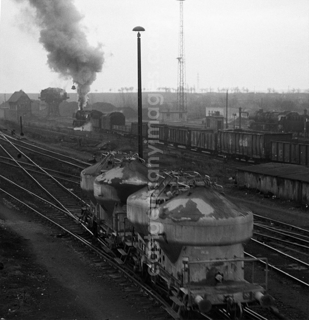 GDR image archive: Halberstadt - Kalkwagen beim Abrollen mit einer Zugausfahrt des Güterzuges im Hintergrund.