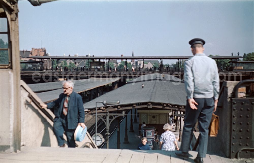 GDR photo archive: Berlin - Passers-by and passengers on the platforms of the station building and tracks of the S-Bahn station Ostkreuz in the district of Friedrichshain in the district Friedrichshain in Berlin East Berlin on the territory of the former GDR, German Democratic Republic