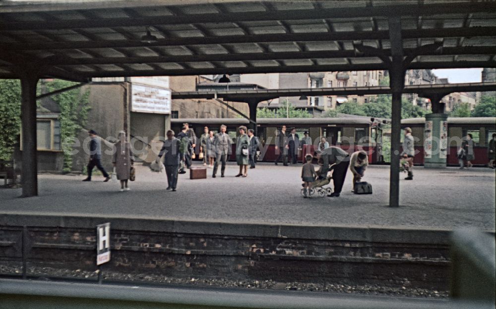 GDR picture archive: Berlin - Passers-by and passengers on the platforms of the station building and tracks of the S-Bahn station Ostkreuz in the district of Friedrichshain in the district Friedrichshain in Berlin East Berlin on the territory of the former GDR, German Democratic Republic