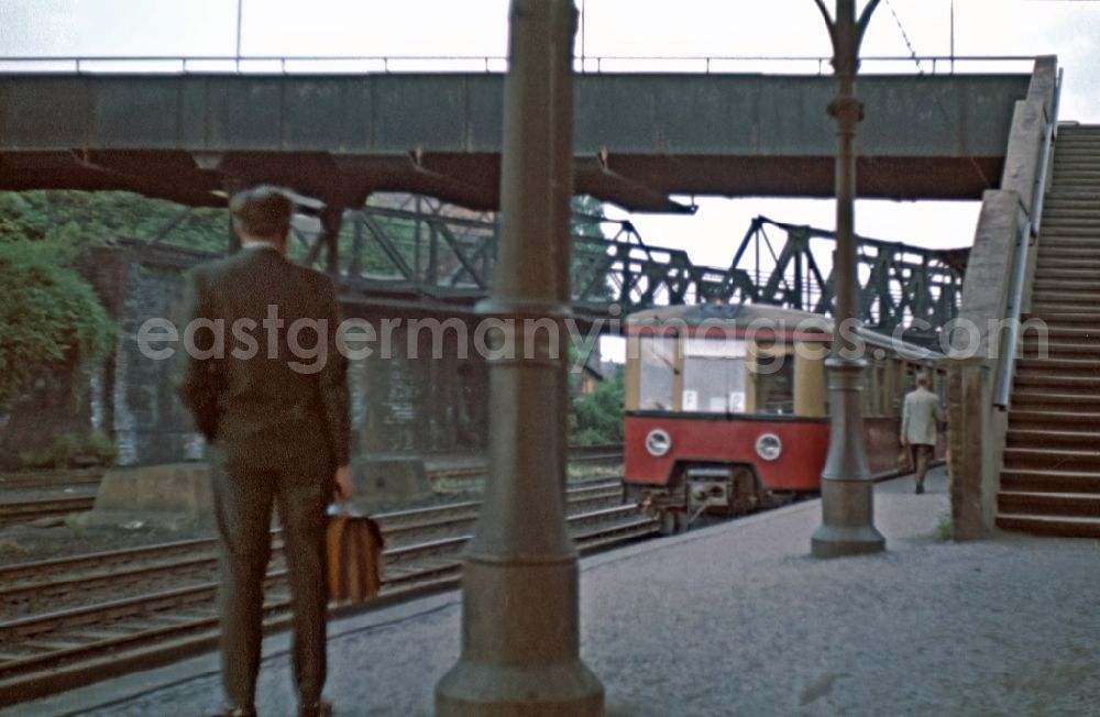 Berlin: Passers-by and passengers on the platforms of the station building and tracks of the S-Bahn station Ostkreuz in the district of Friedrichshain in the district Friedrichshain in Berlin East Berlin on the territory of the former GDR, German Democratic Republic